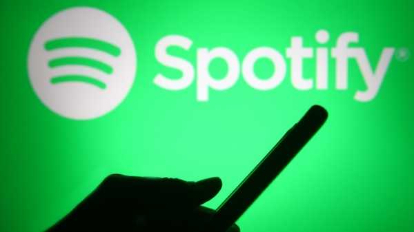 Spotify удалил все песни Нила Янга, не желавшего делить платформу с антиваксерами